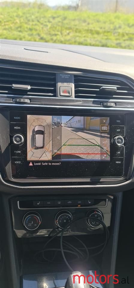 2019' Volkswagen Tiguan photo #4