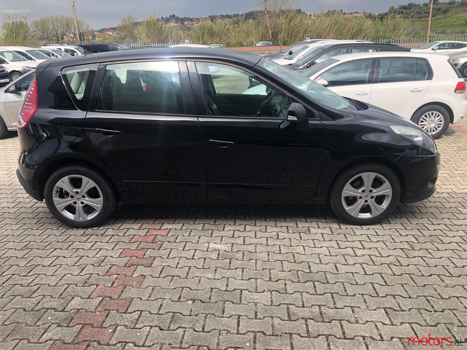 2010' Renault Scenic photo #5
