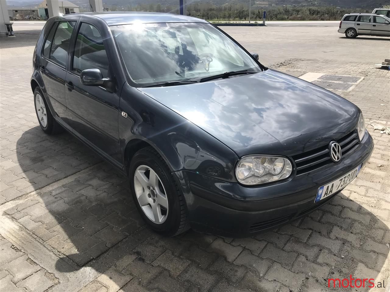 2002' Volkswagen Golf photo #1