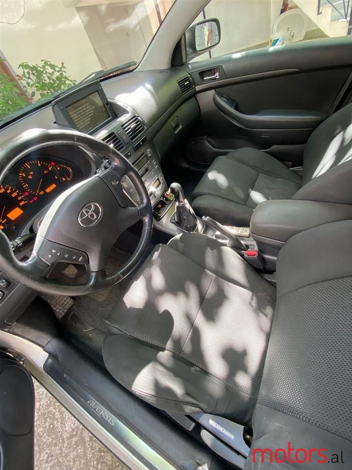 2004' Toyota Avensis photo #6