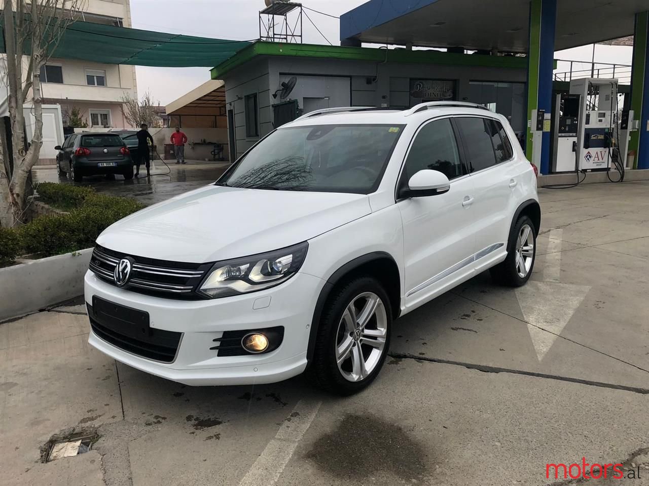 2015' Volkswagen Tiguan photo #3