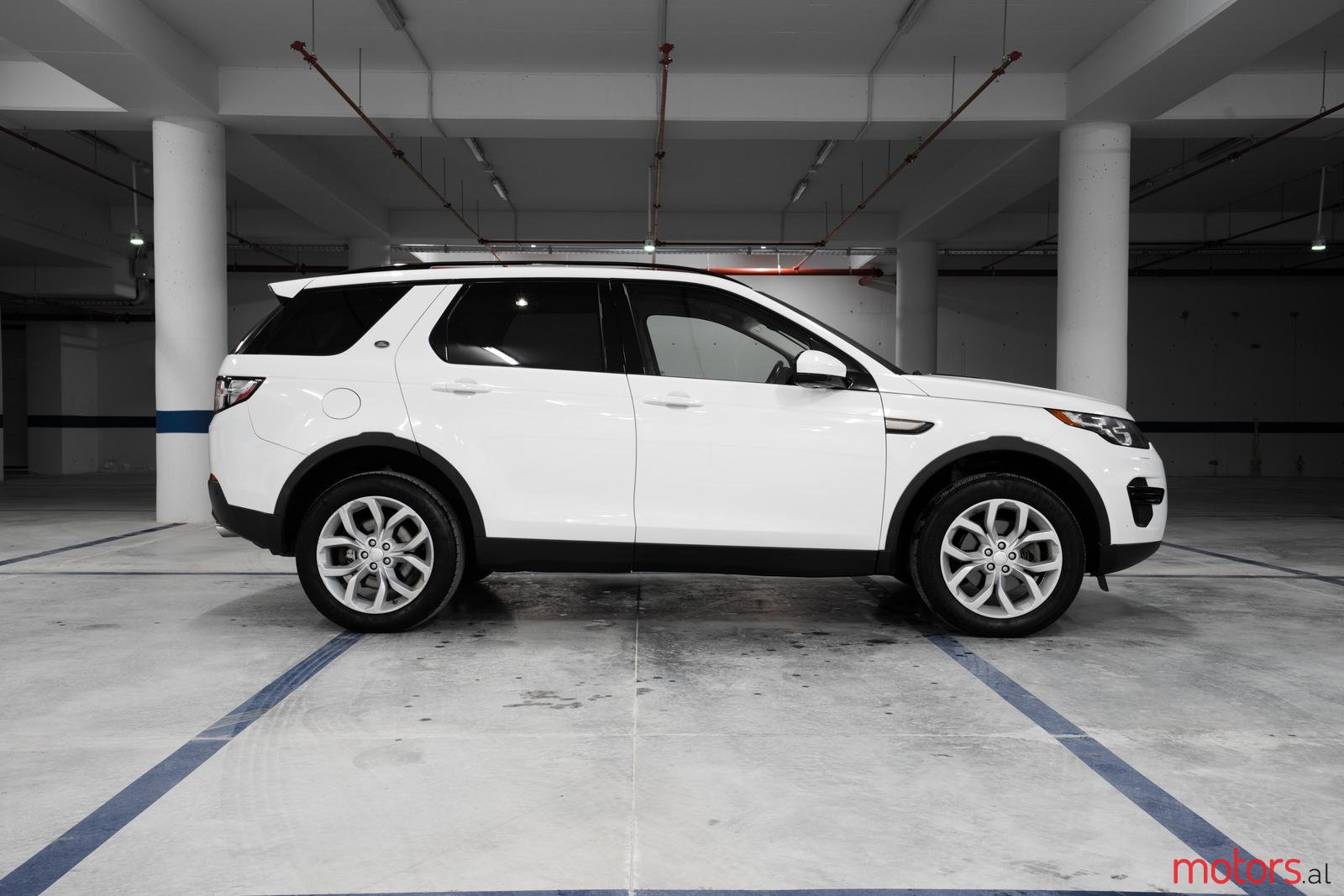 2017' Land Rover Discovery Sport photo #2
