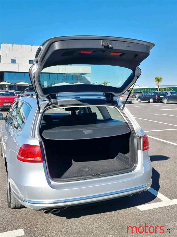 2011' Volkswagen Passat photo #5