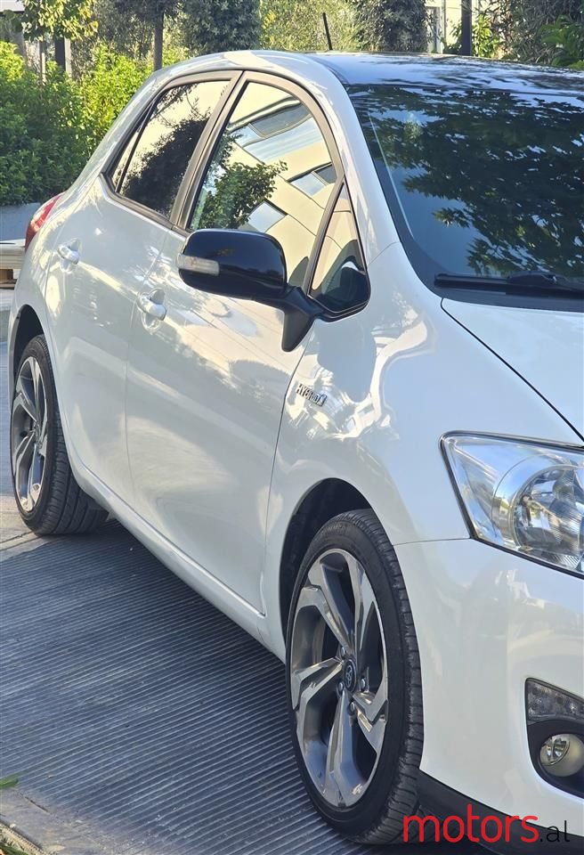 2011' Toyota Auris photo #2