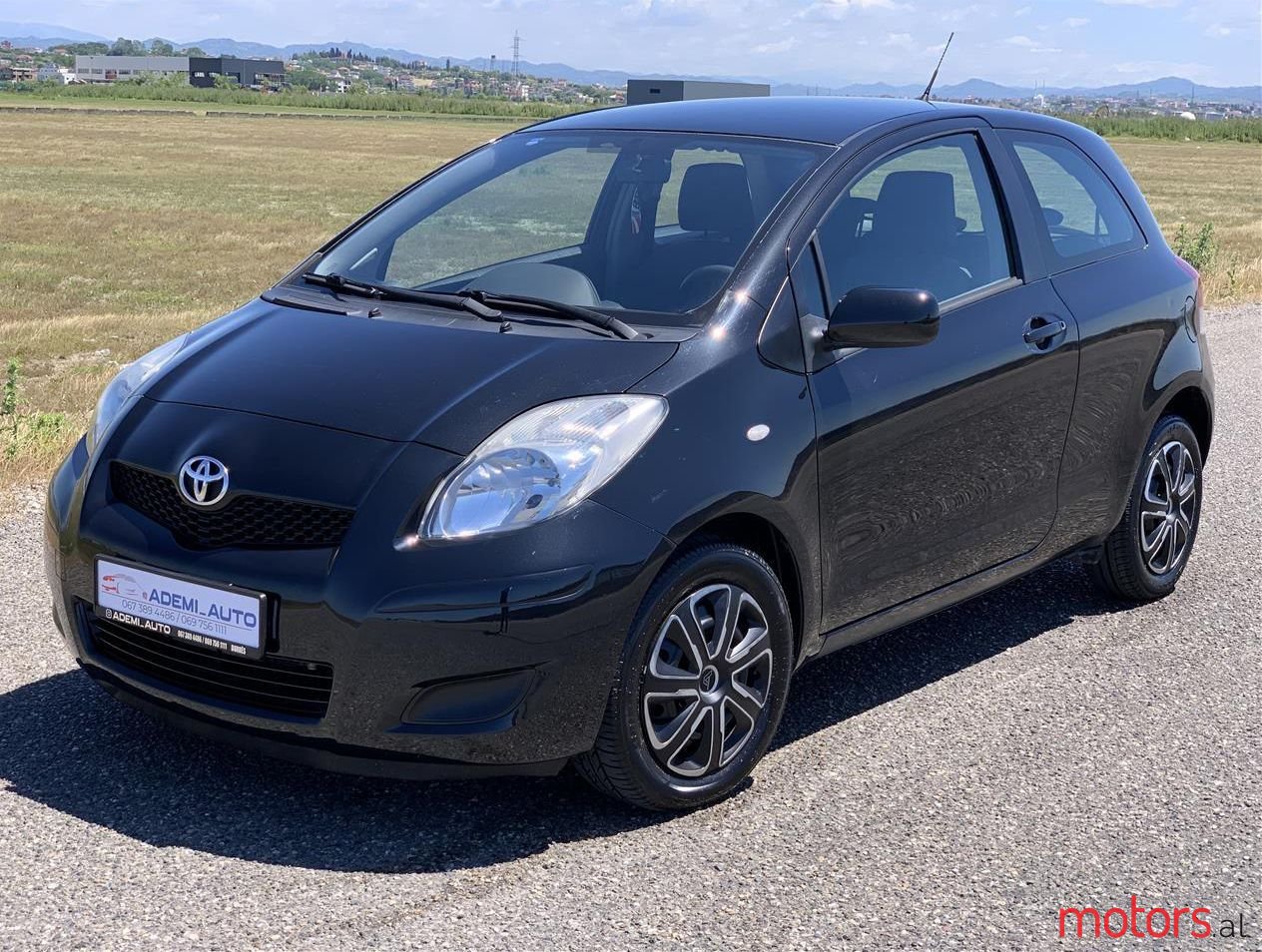 2009' Toyota Yaris photo #1