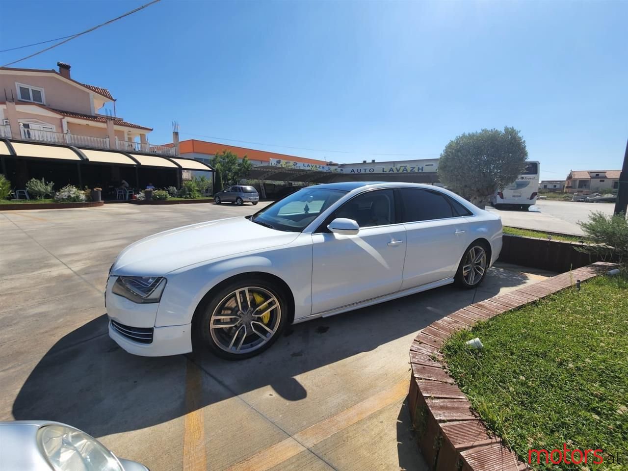 2011' Audi A8 photo #2