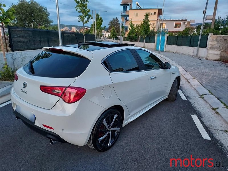 2013' Alfa Romeo Giulietta photo #5