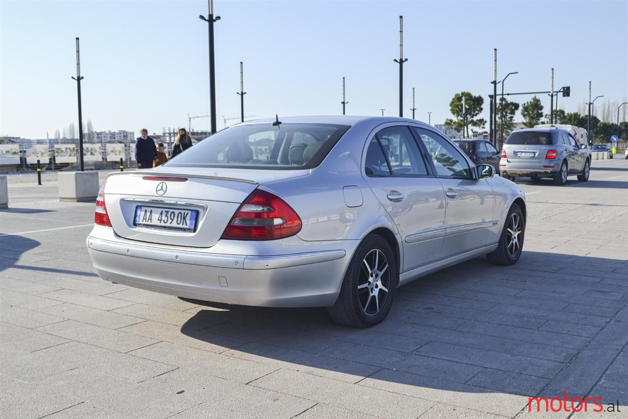 2004' Mercedes-Benz E 220 photo #4