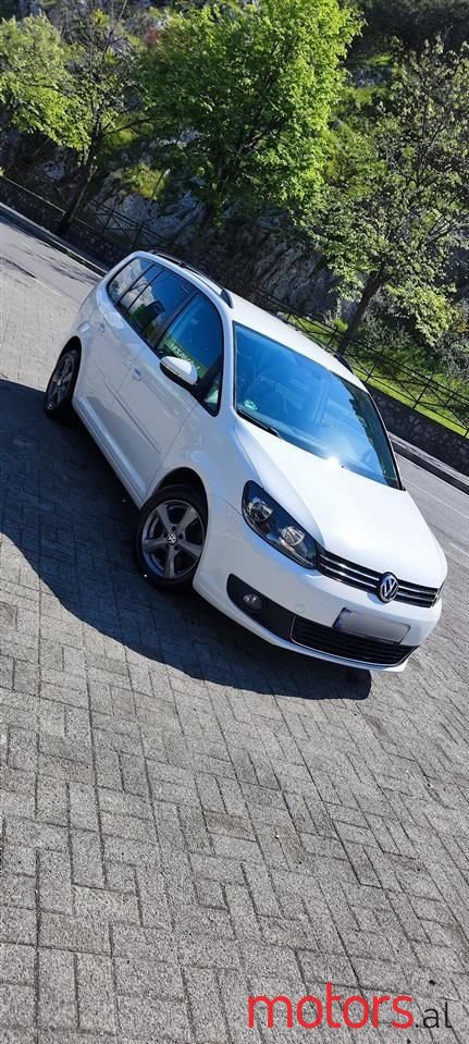 2011' Volkswagen Touran photo #5