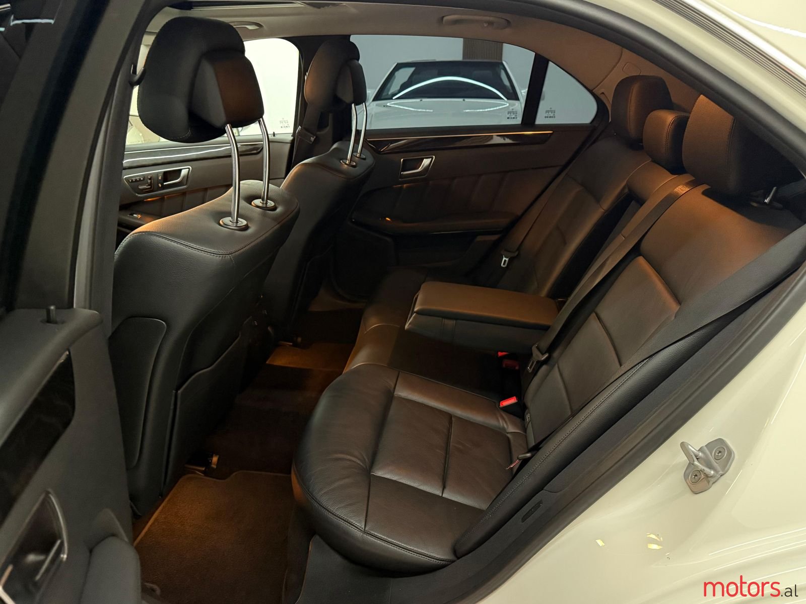 2012' Mercedes-Benz E 220 photo #6