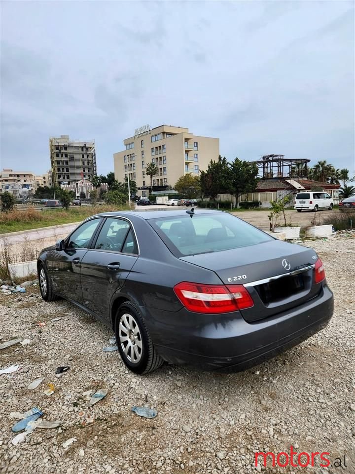 2011' Mercedes-Benz E 220 photo #3