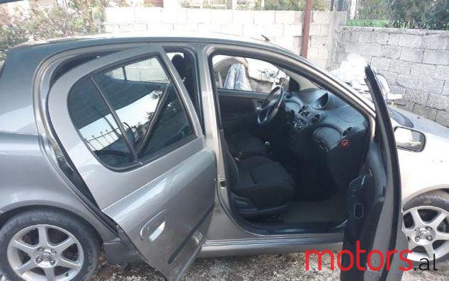 2001' Toyota Yaris photo #1