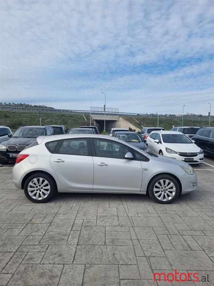 2010' Opel Astra photo #3