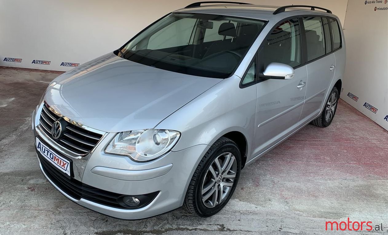 2009' Volkswagen Touran photo #1