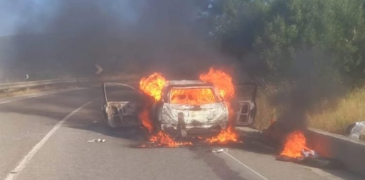 Makina përfshihet nga flakët në aksin Qafë Thanë-Pogradec