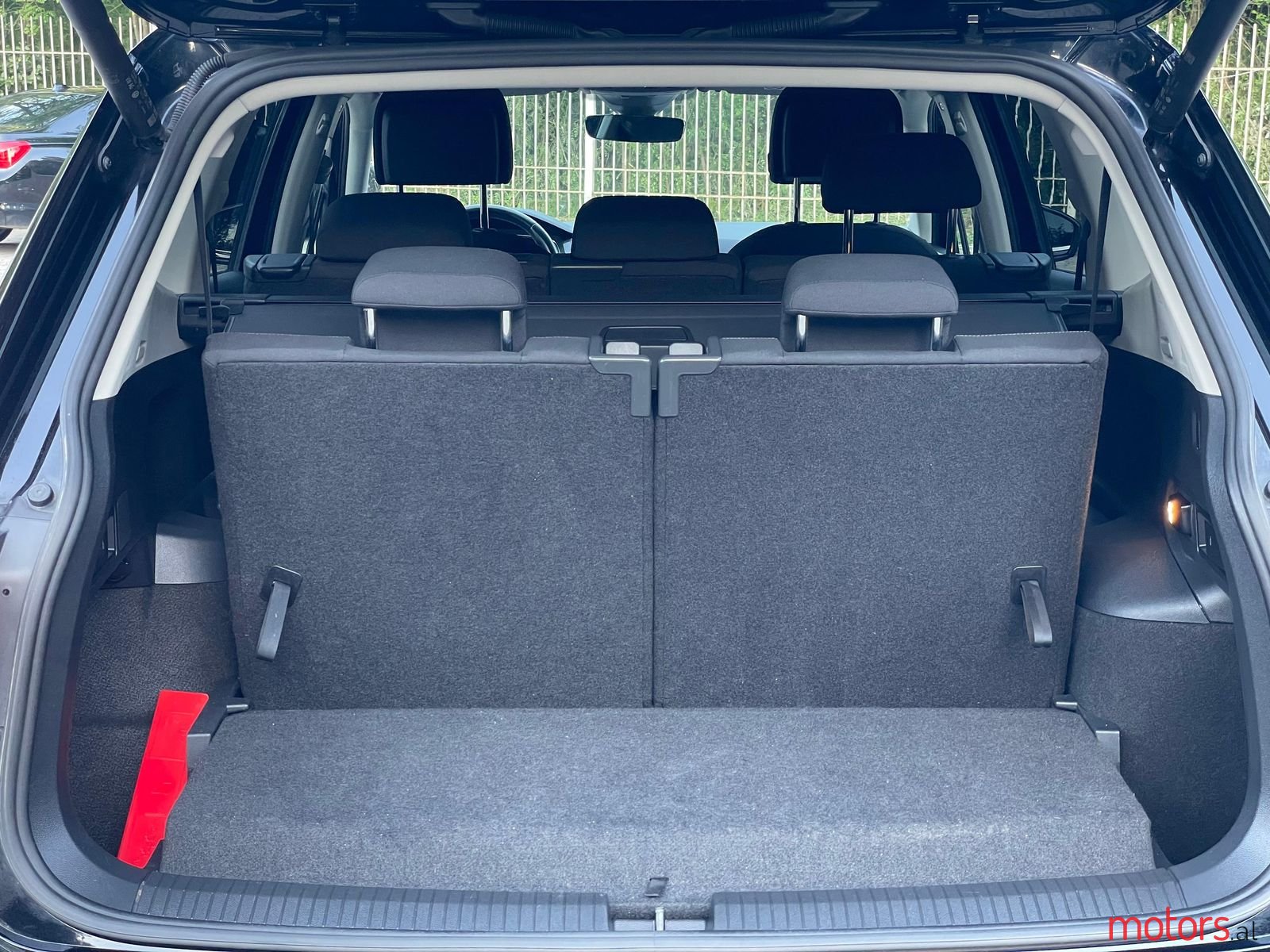 2022' Volkswagen Tiguan photo #5