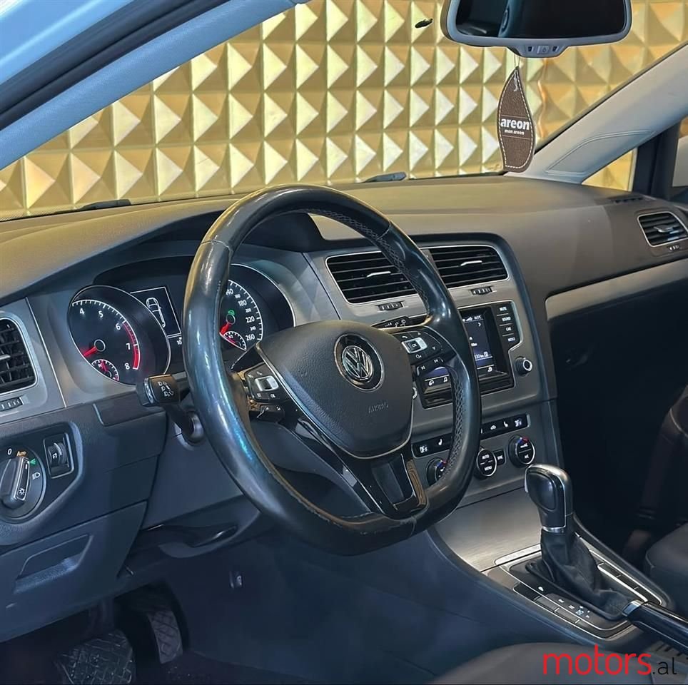 2016' Volkswagen Golf photo #2