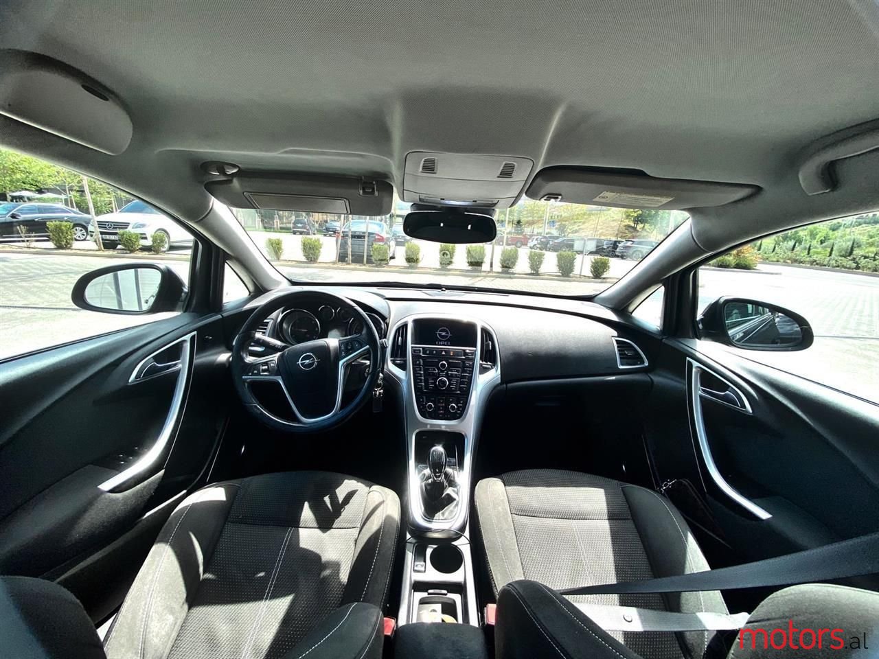 2011' Opel Astra photo #6