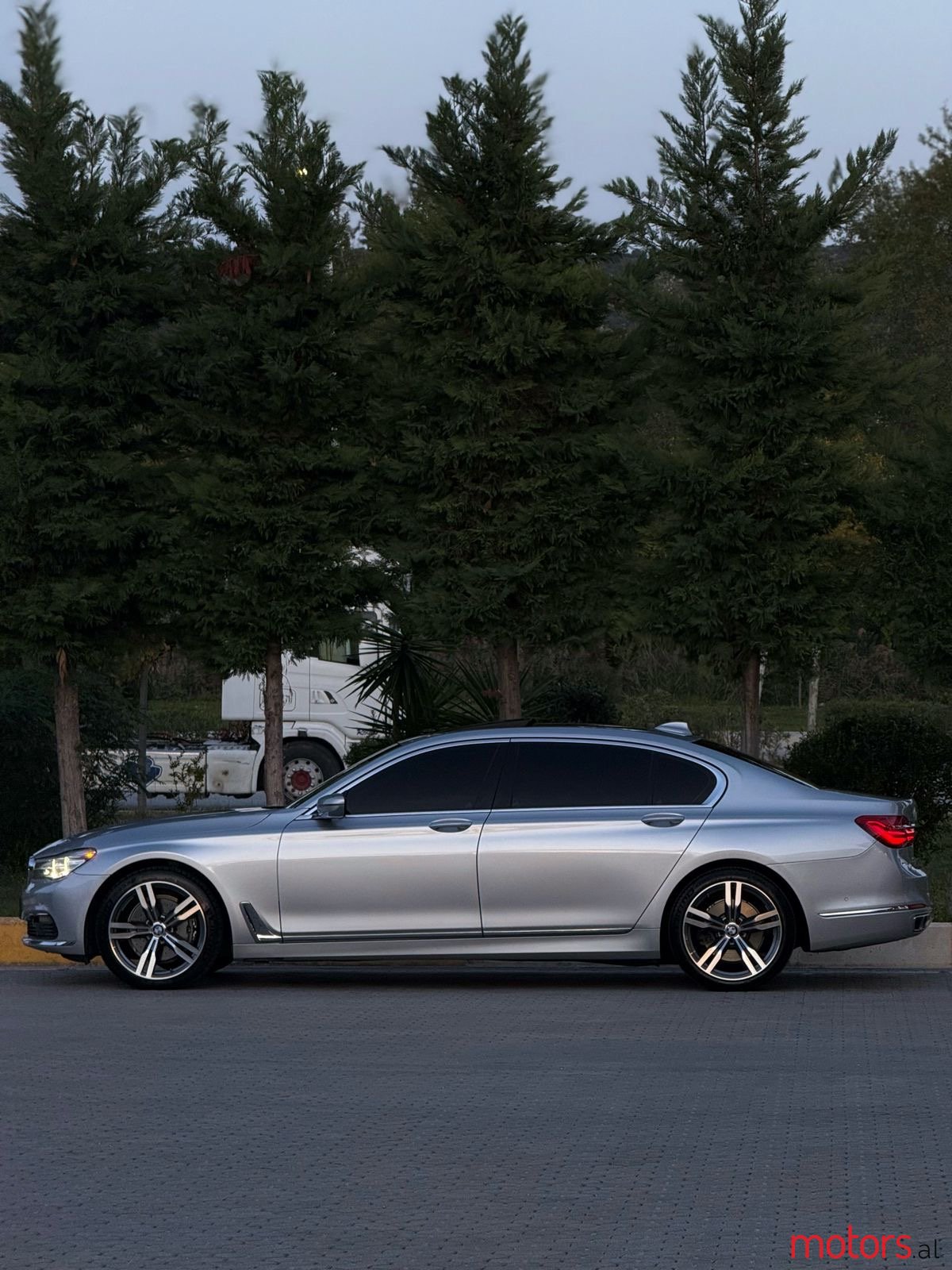 2018' BMW 740 photo #2