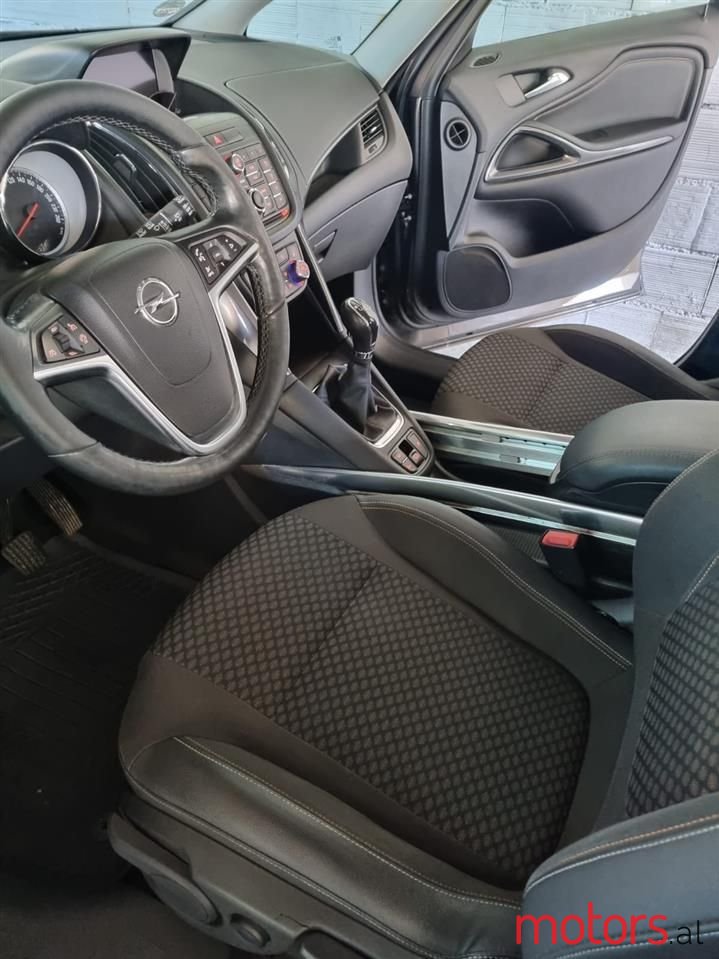 2016' Opel Zafira photo #2