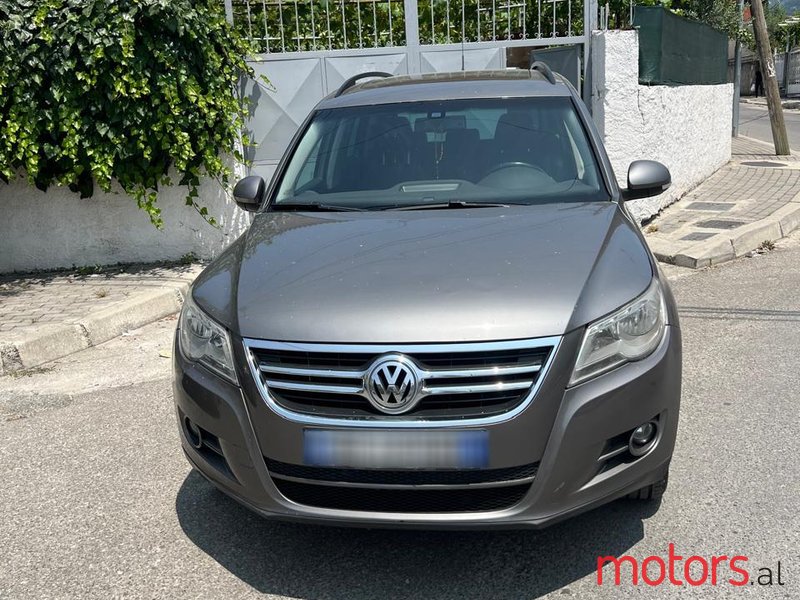 2011' Volkswagen Tiguan photo #2