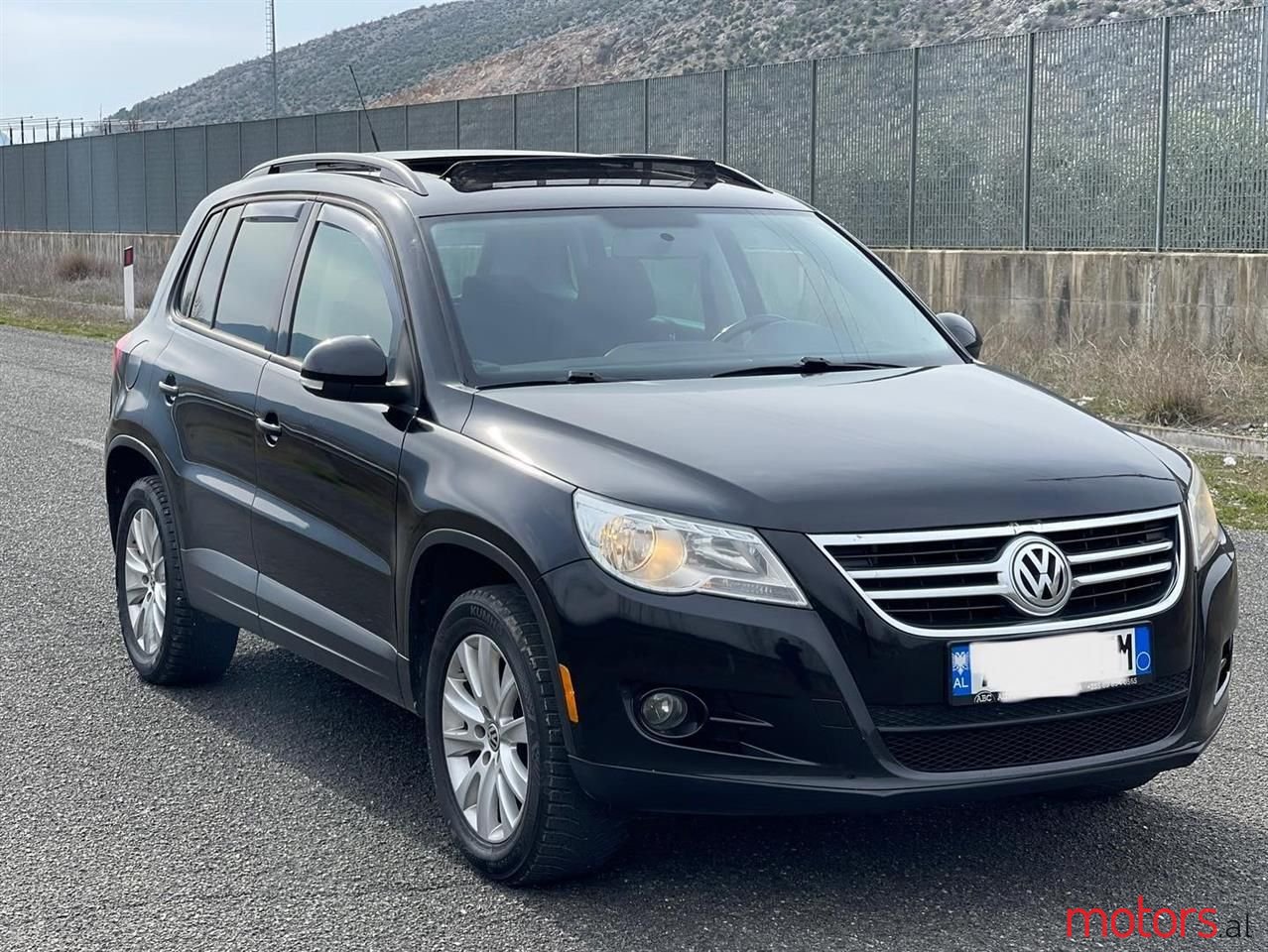 2010' Volkswagen Tiguan photo #1