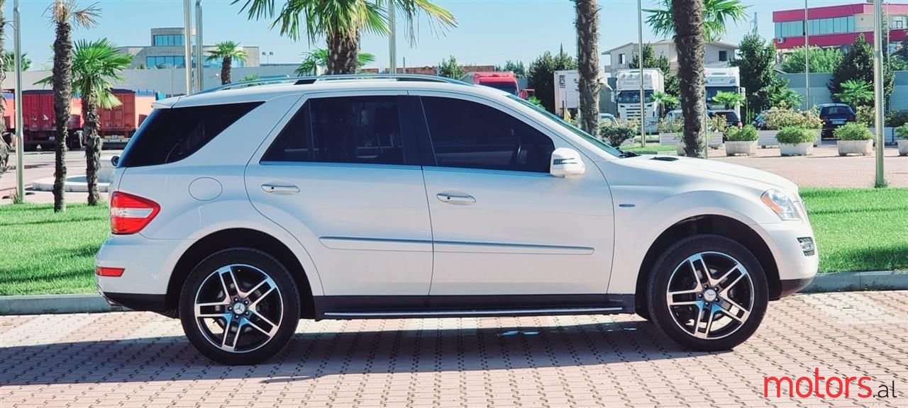 2011' Mercedes-Benz ML 350 photo #2