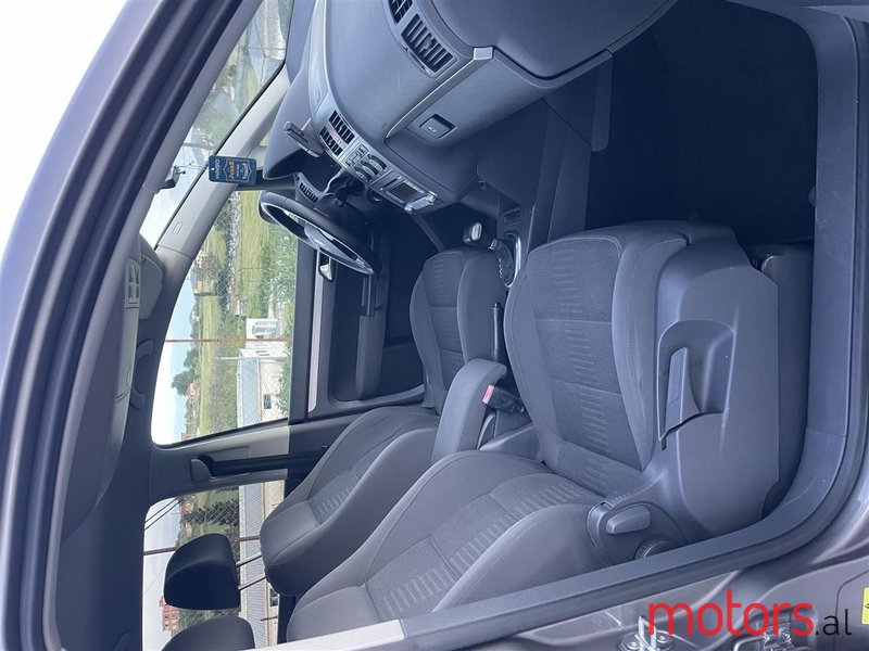 2007' Volkswagen Touran photo #5