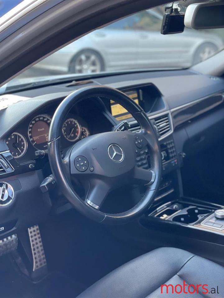 2010' Mercedes-Benz E 300 photo #6