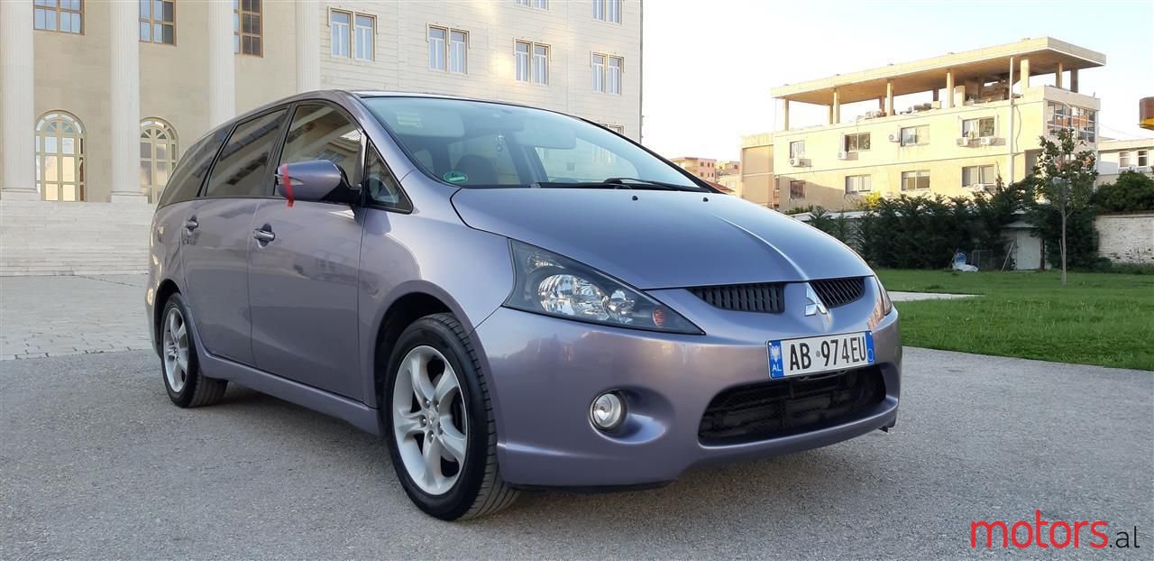 2005' Mitsubishi Grandis photo #5