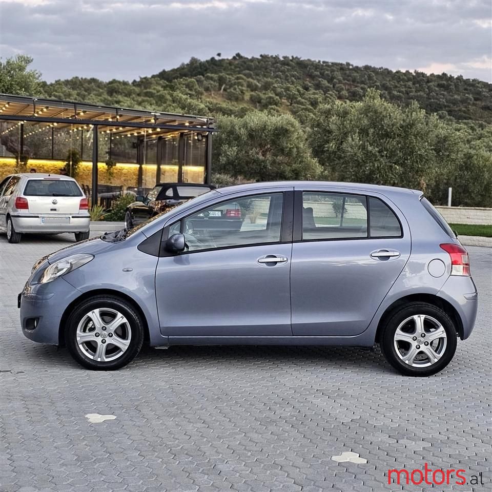 2011' Toyota Yaris photo #5