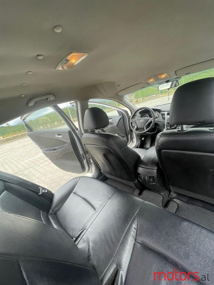 2011' Hyundai Sonata photo #6