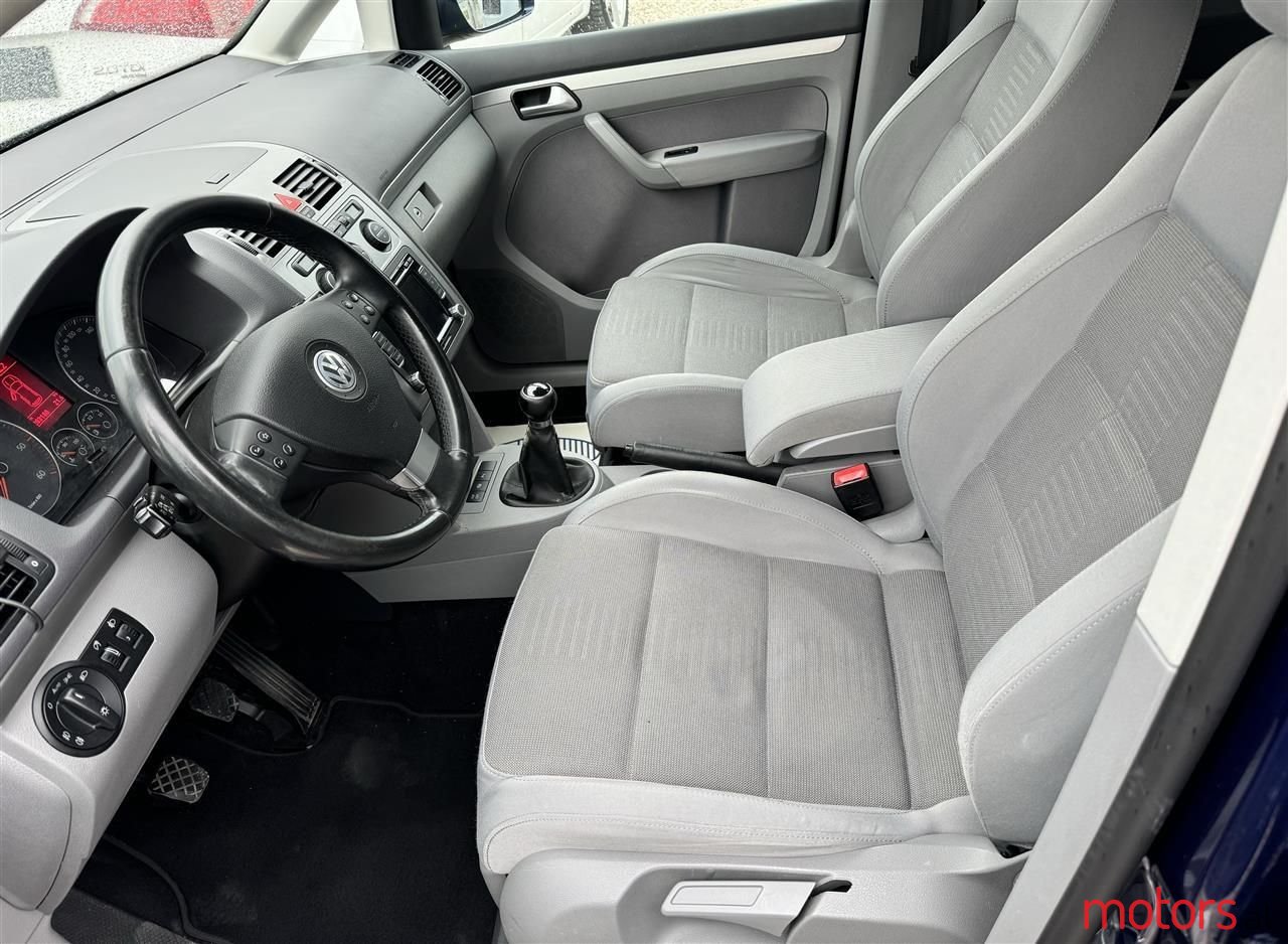 2009' Volkswagen Touran photo #3