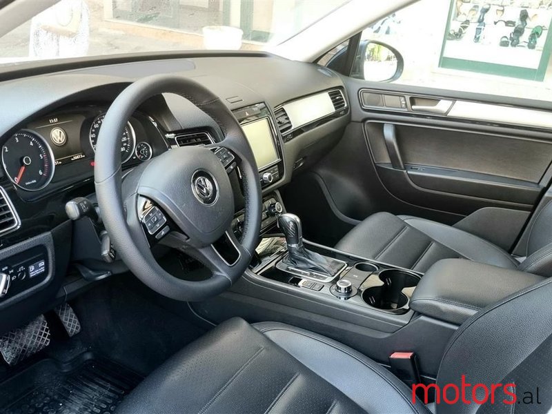 2012' Volkswagen Touareg photo #5