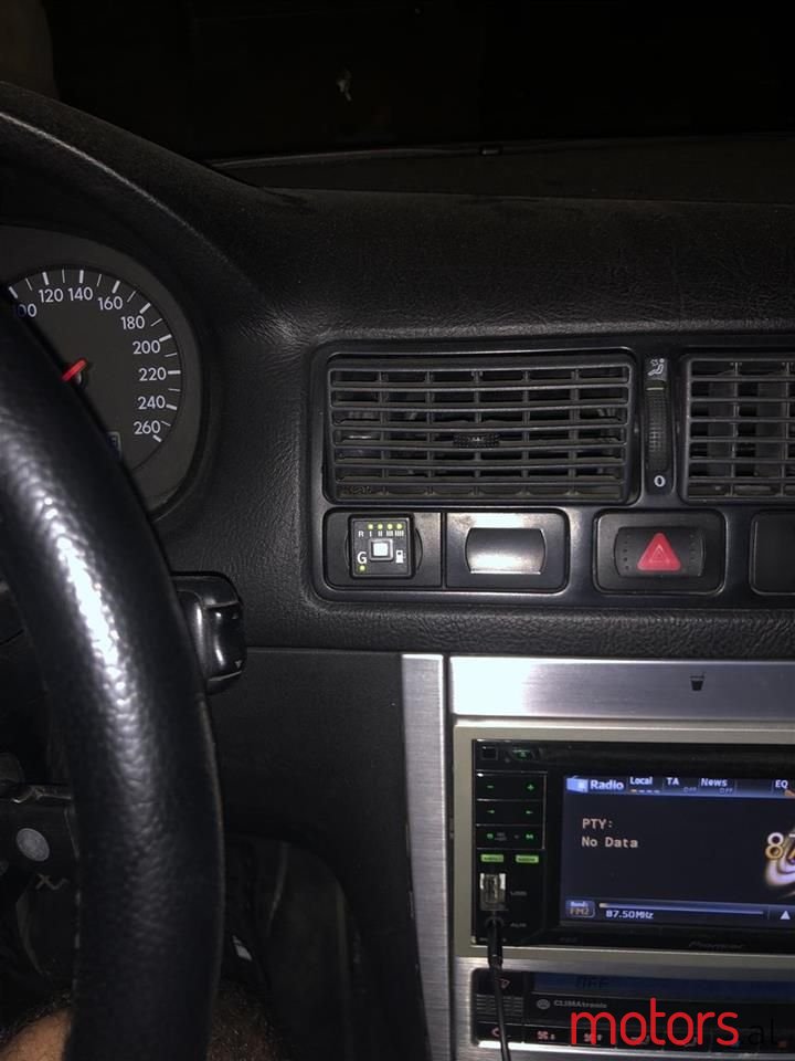 2003' Volkswagen Golf photo #2