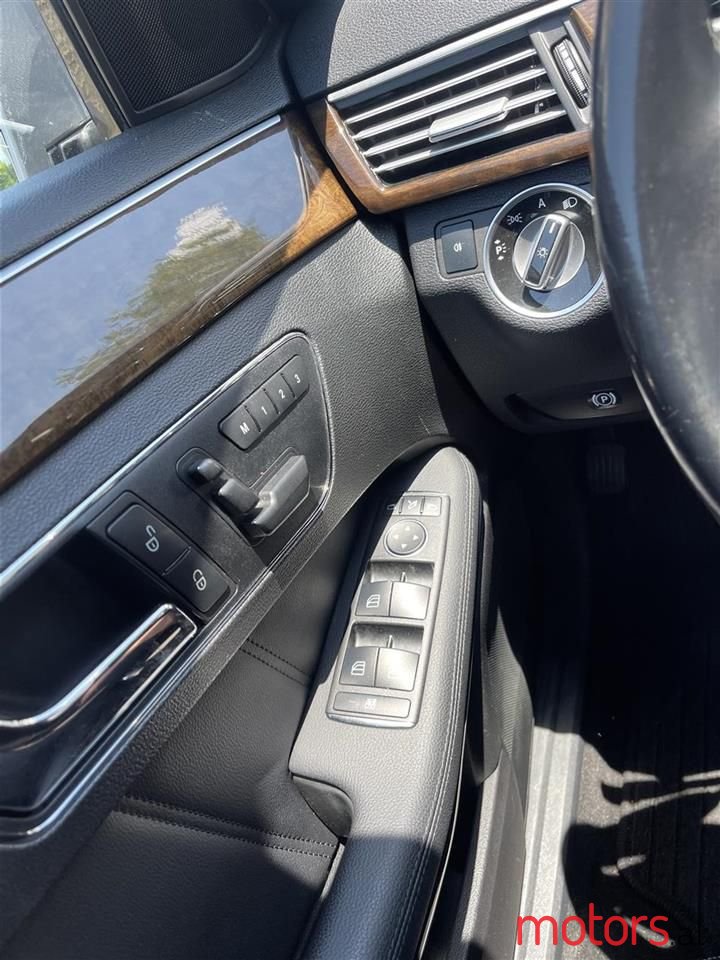 2011' Mercedes-Benz E 220 photo #6