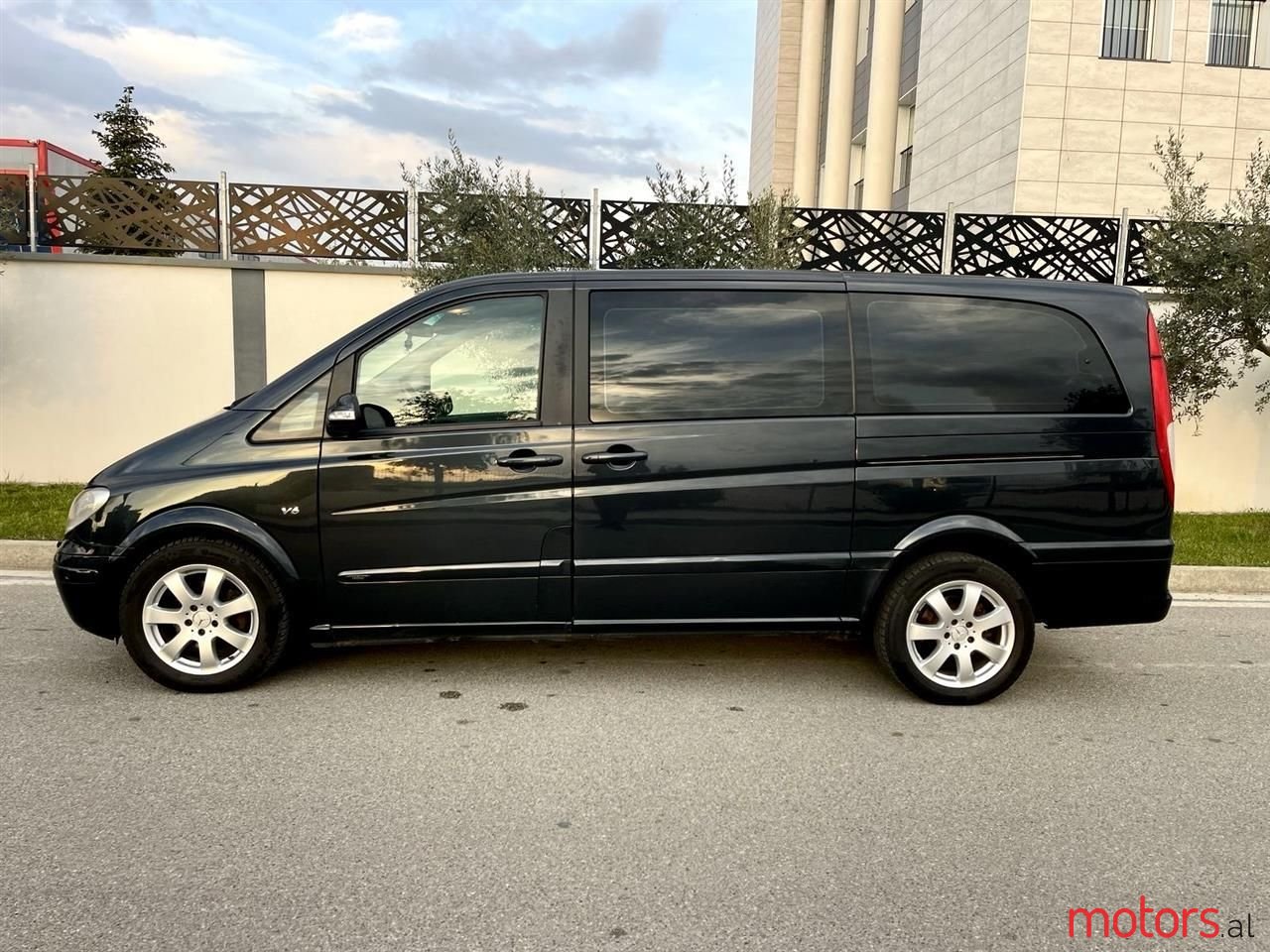 2008' Mercedes-Benz Viano photo #4