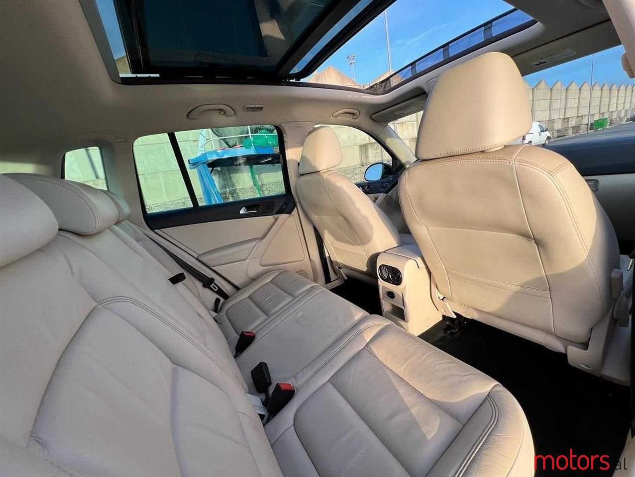 2011' Volkswagen Tiguan photo #4