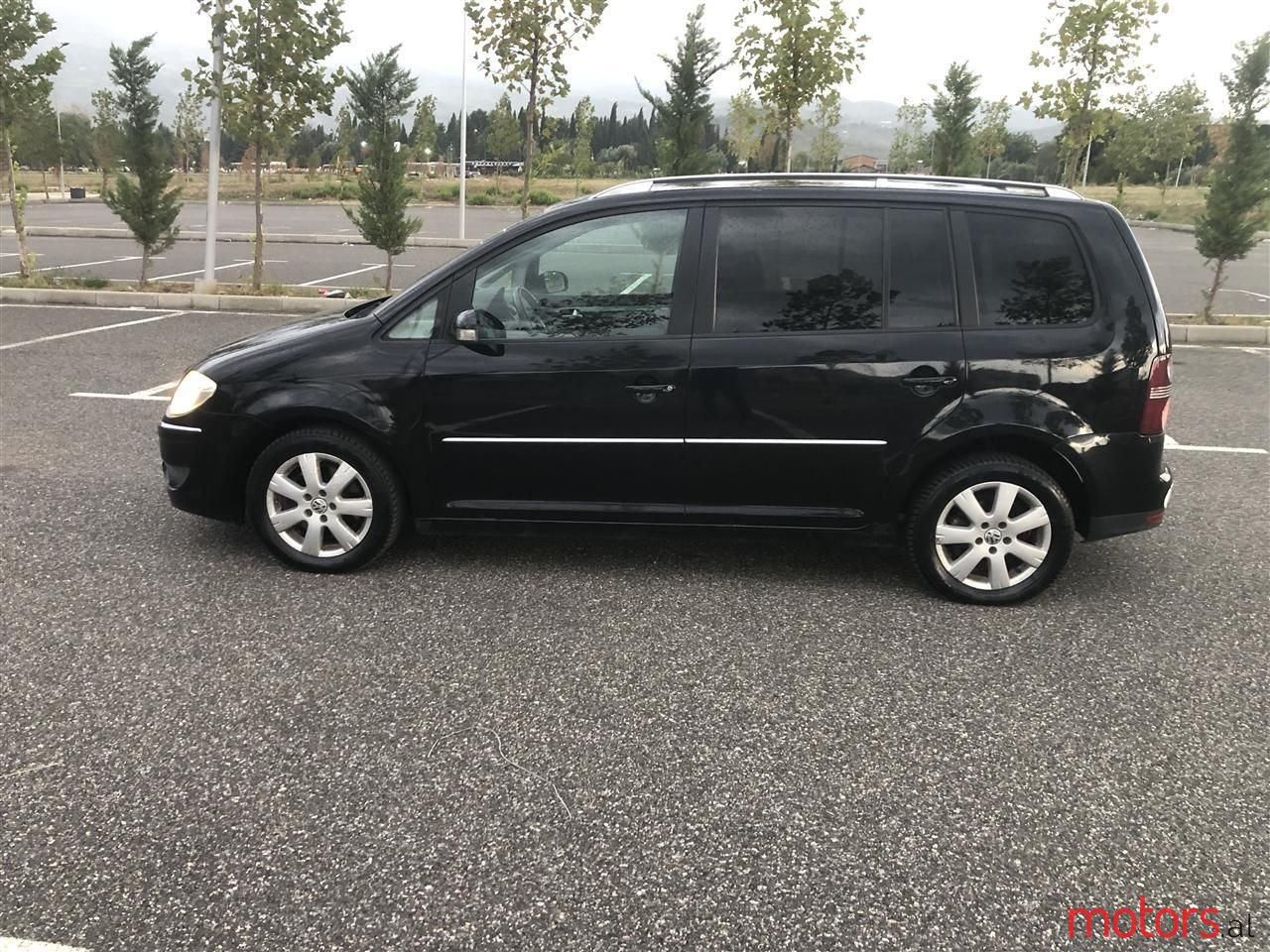 2009' Volkswagen Touran photo #4