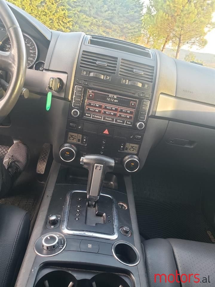 2010' Volkswagen Touareg photo #4