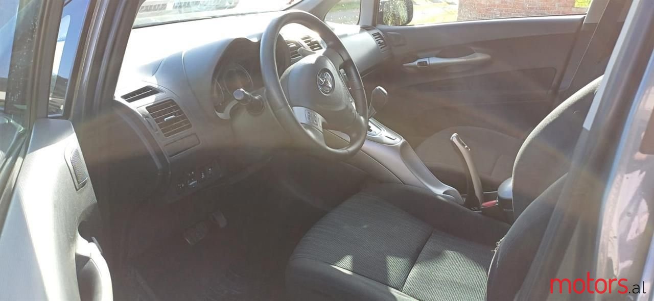 2008' Toyota Auris photo #5