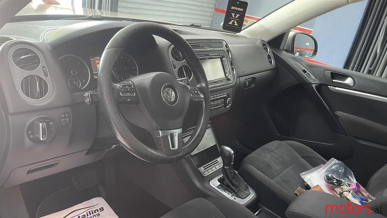 2012' Volkswagen Tiguan photo #3