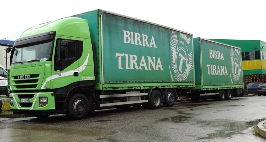 Skandali/ Policia e shtetit nuk zbaton vendimin e gjykatës, bllokon makinat e Birra Tirana. Drejtoritë e policive “ping-pong” me njëra-tjetrën