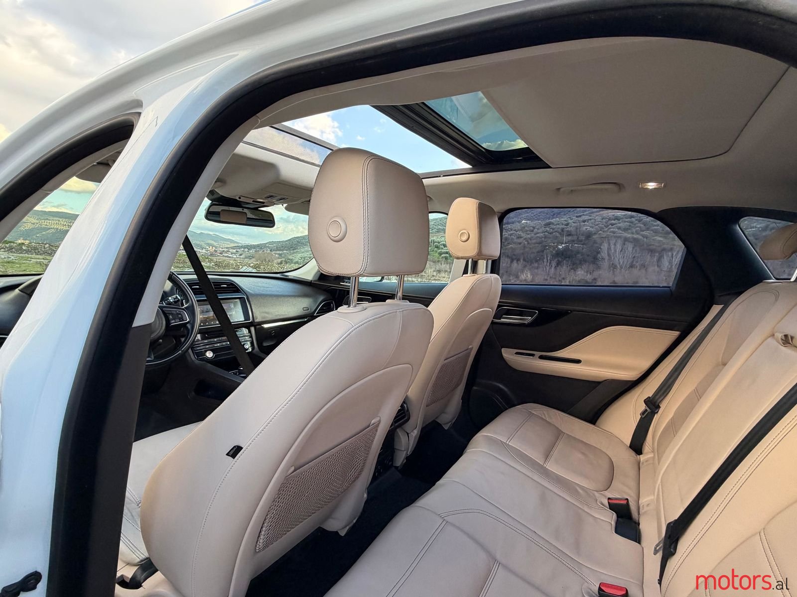 2017' Jaguar F-Pace photo #5