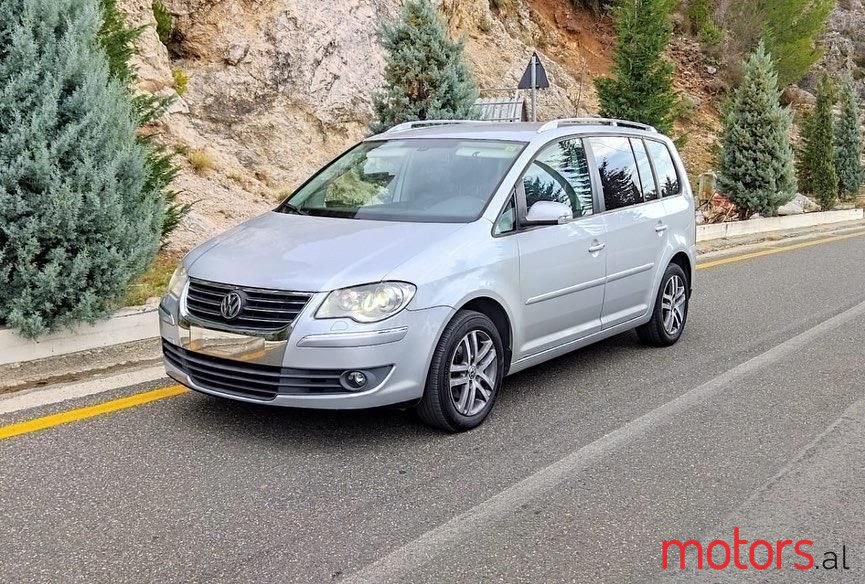 2008' Volkswagen Touran photo #1