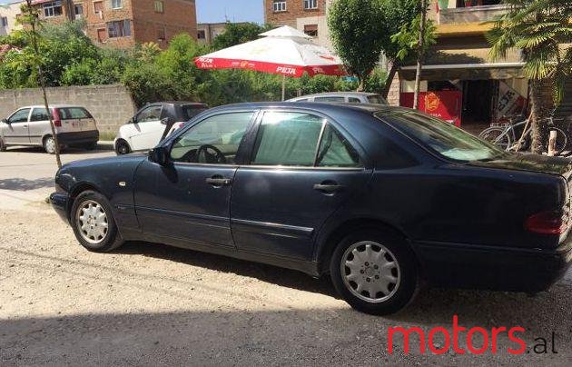 1998' Mercedes-Benz 220 photo #1