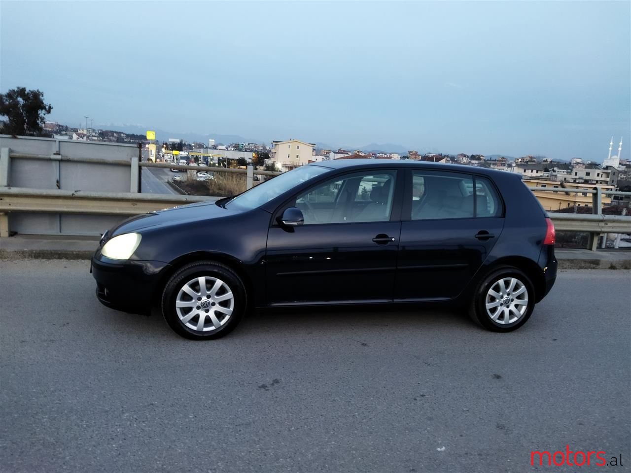 2005' Volkswagen Golf photo #2