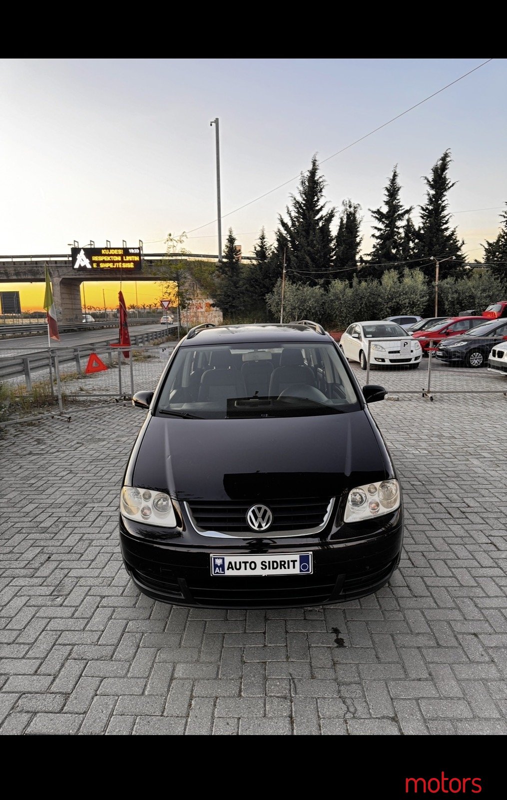 2007' Volkswagen Touran photo #3