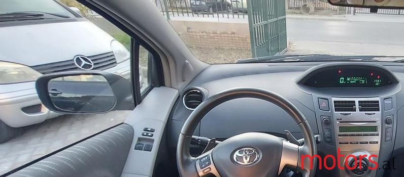 2009' Toyota Yaris photo #5