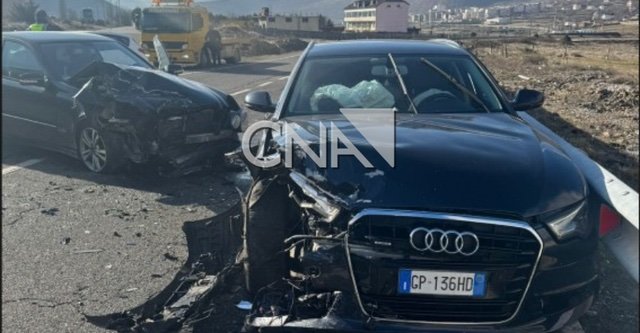 Aksident te Rruga e Arbrit/ Përplasen dy automjete, plagoset 1 person